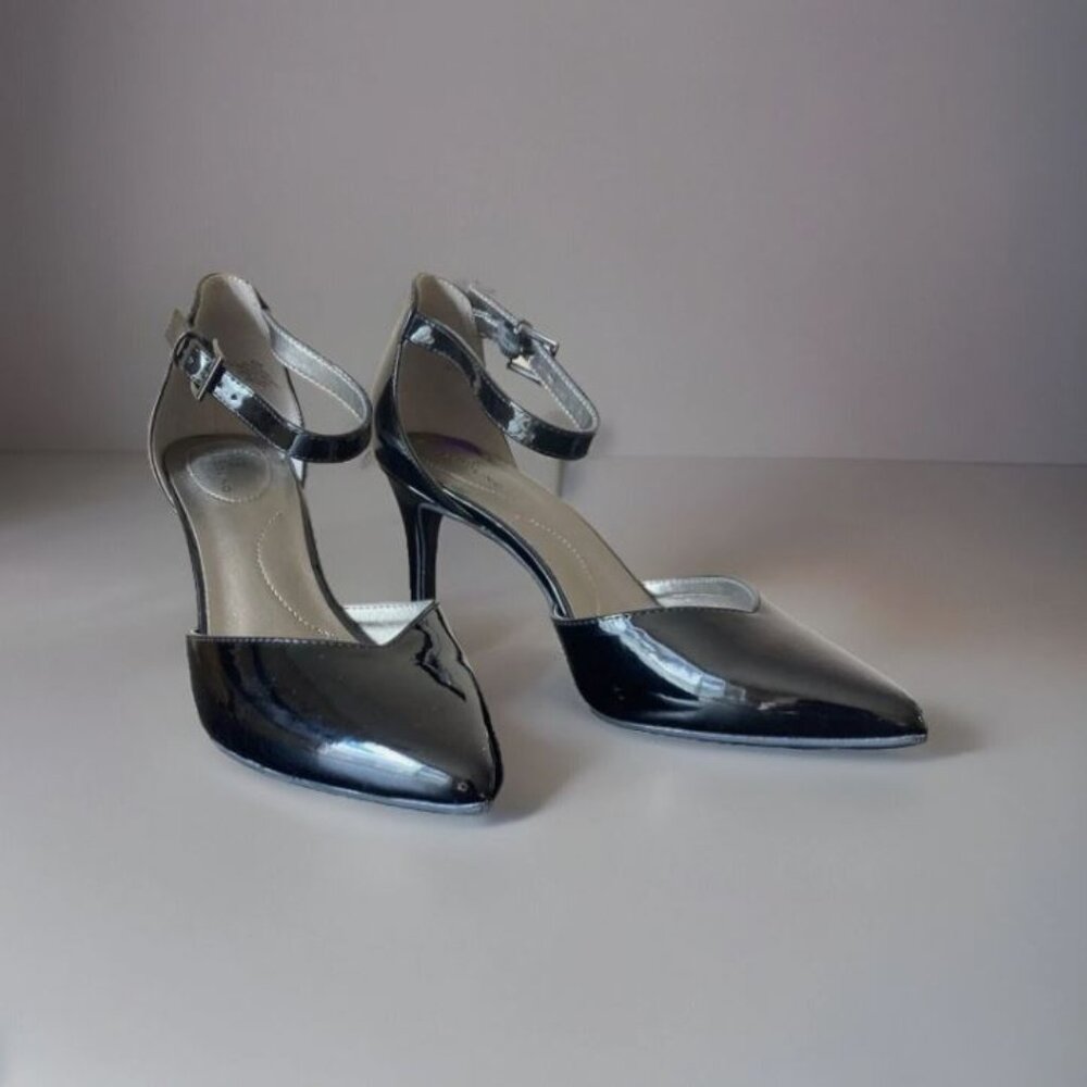 EUC Bandolino Womens Size 8.5 Ginata Buckle Pointed Toe Pump Heels Black Glossy
